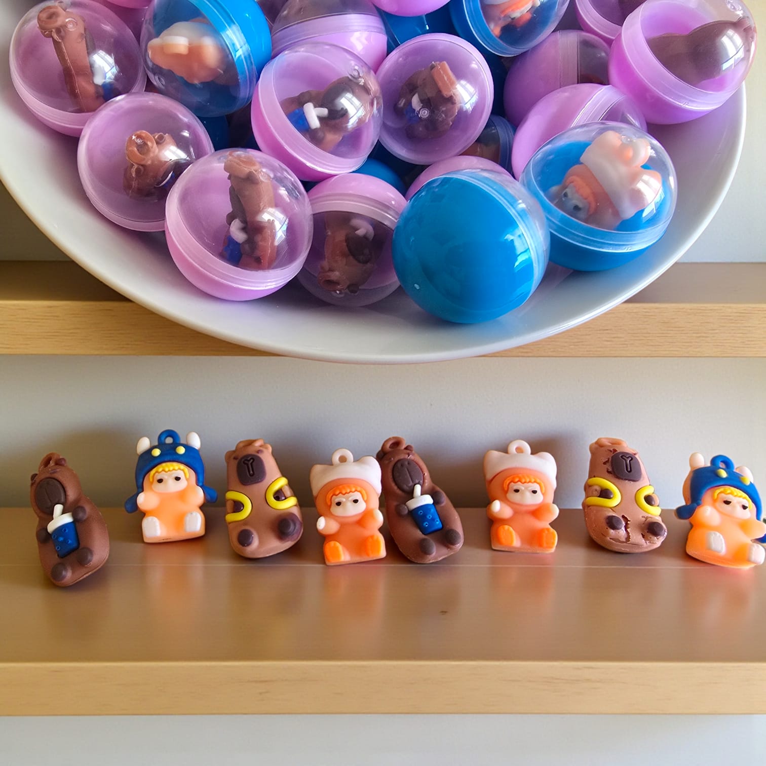 Cápsulas ovaladas de 1.1" con juguetes surtidos (Bolsa de 200 unidades)